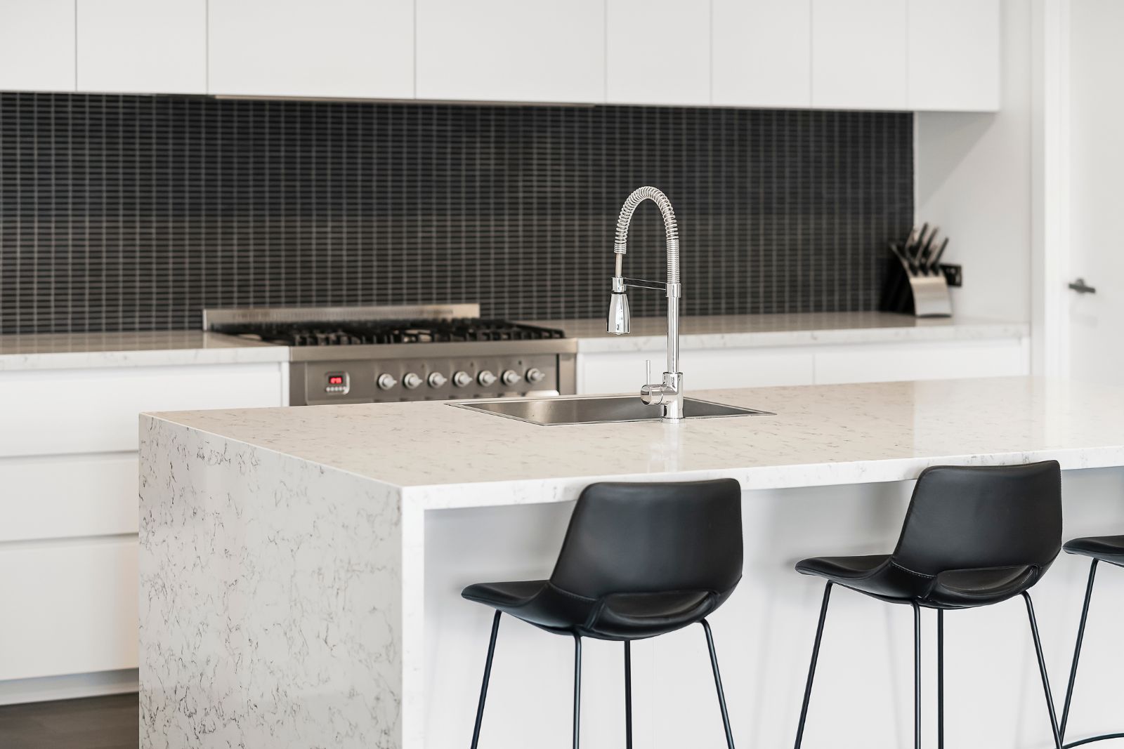 minimalist kitchen with quartz worktops