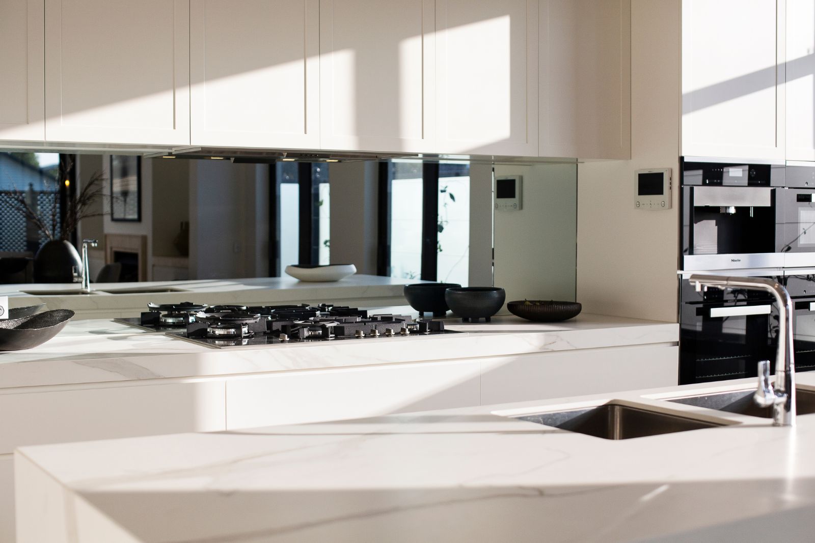 white minimalist quartz worktops in kitchen